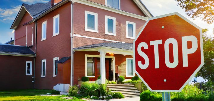 Stoppschild vor einem Haus