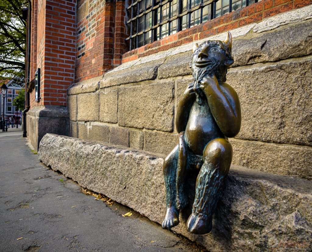 Teufelsstein mit einer Bronzefigur des Teufels