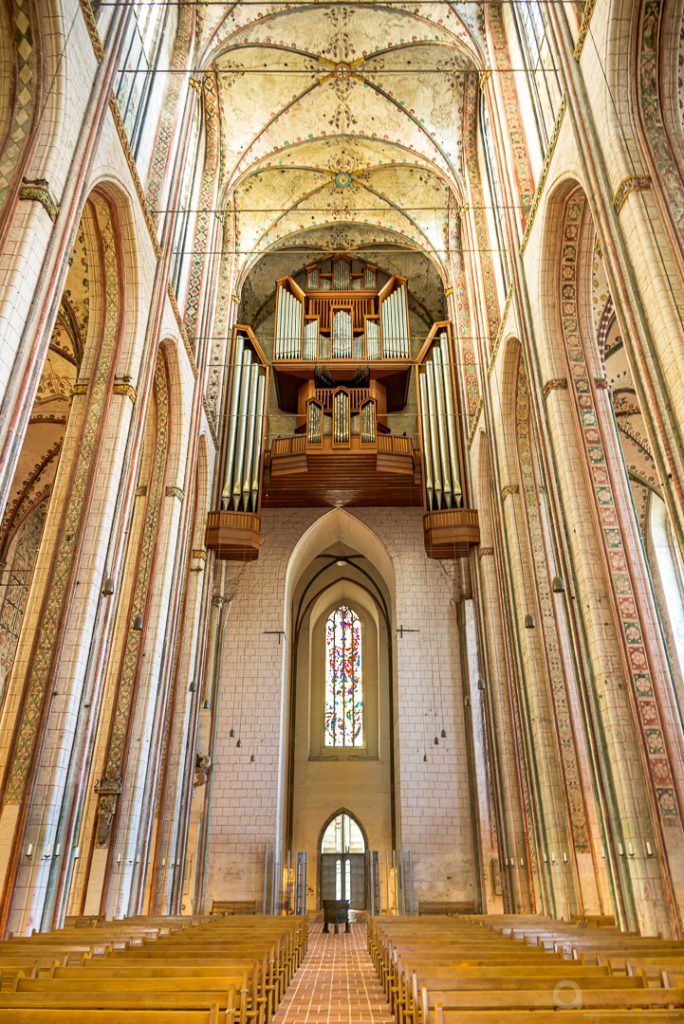 Innenraum der Kirche mit Orgel