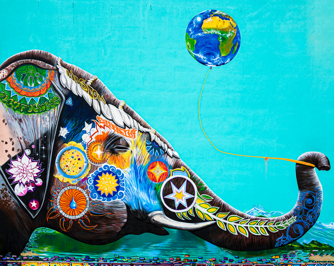 Berlin Street Art: Elefant mit Erdkugel (Jadore Tong)