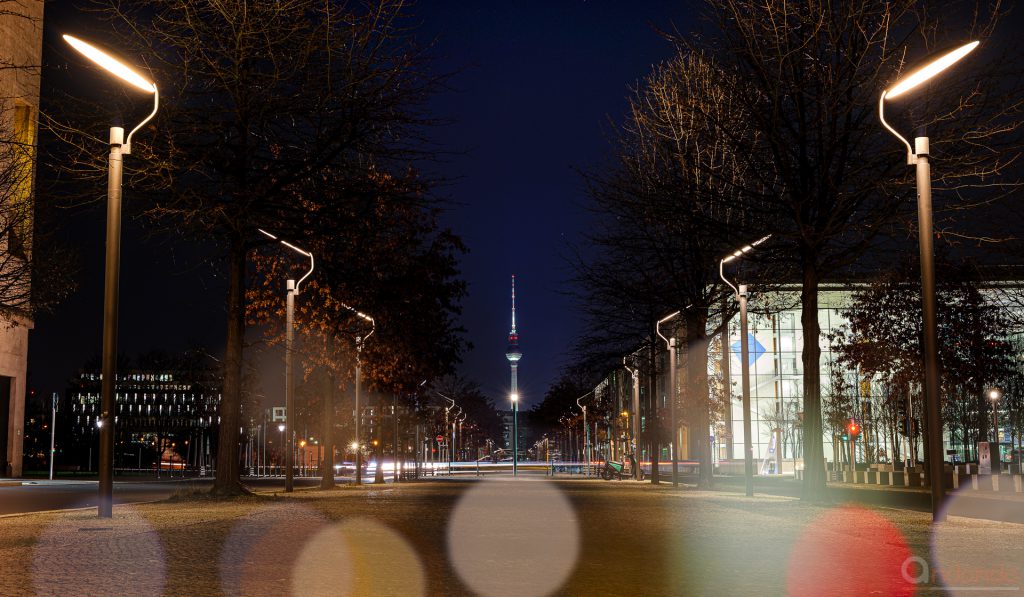 Blick auf den Fernsehturm von der Otto-von-Bismark-Allee