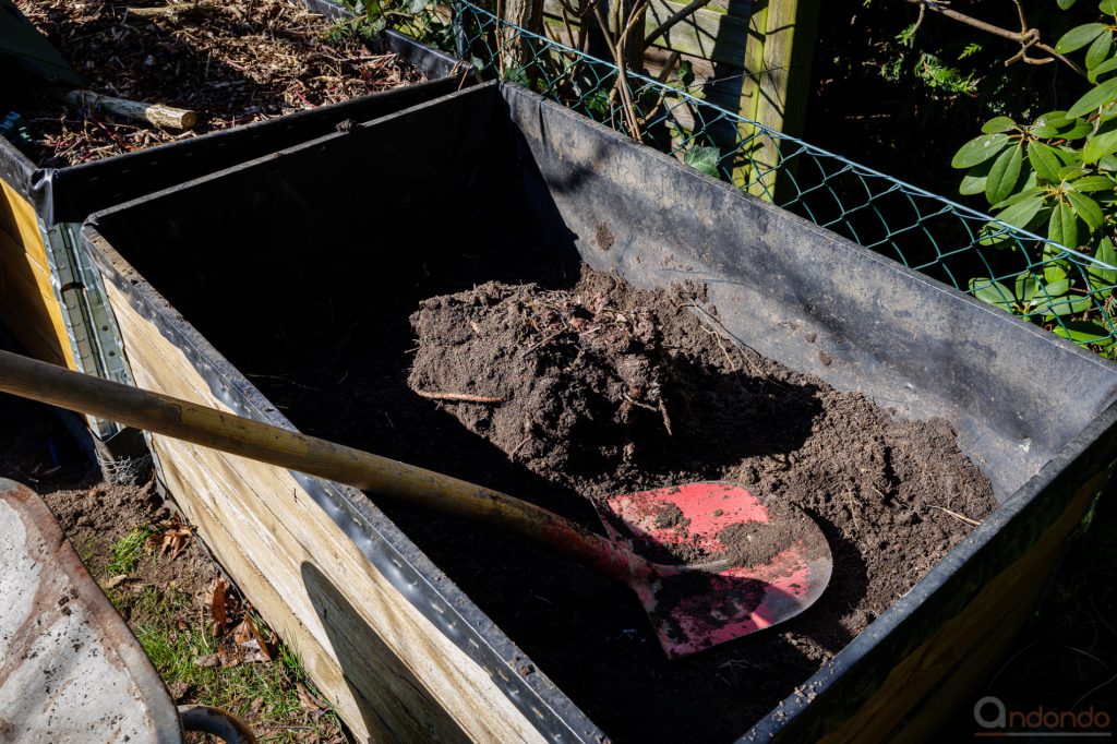 Altes Hochbeet ausschaufeln