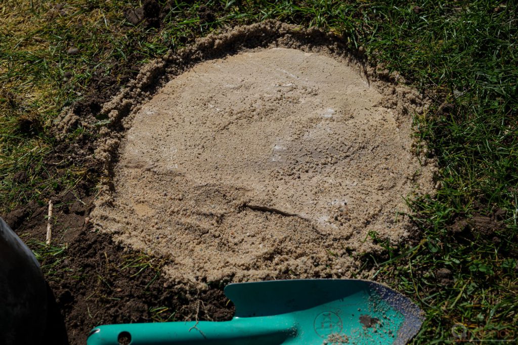 Sandbett für Trittstein glätten