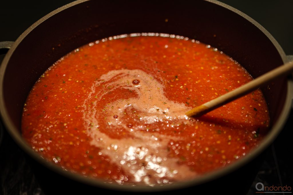 Tomatensauce mit eigenen Kräutern