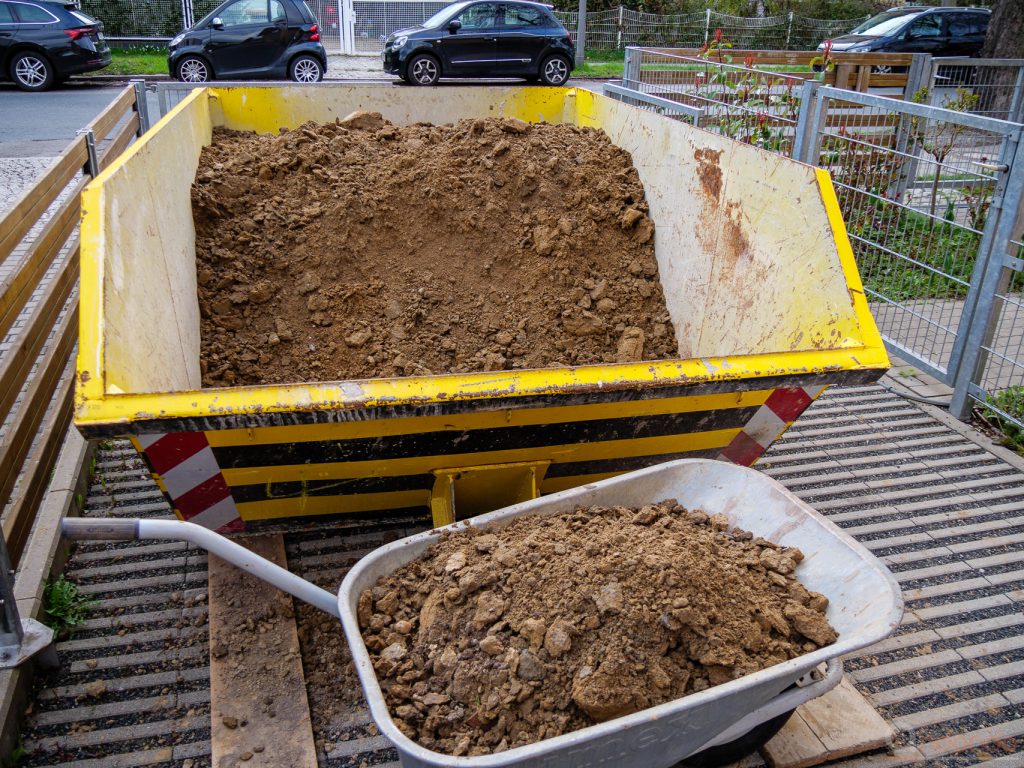 Auhub zum Container fahren