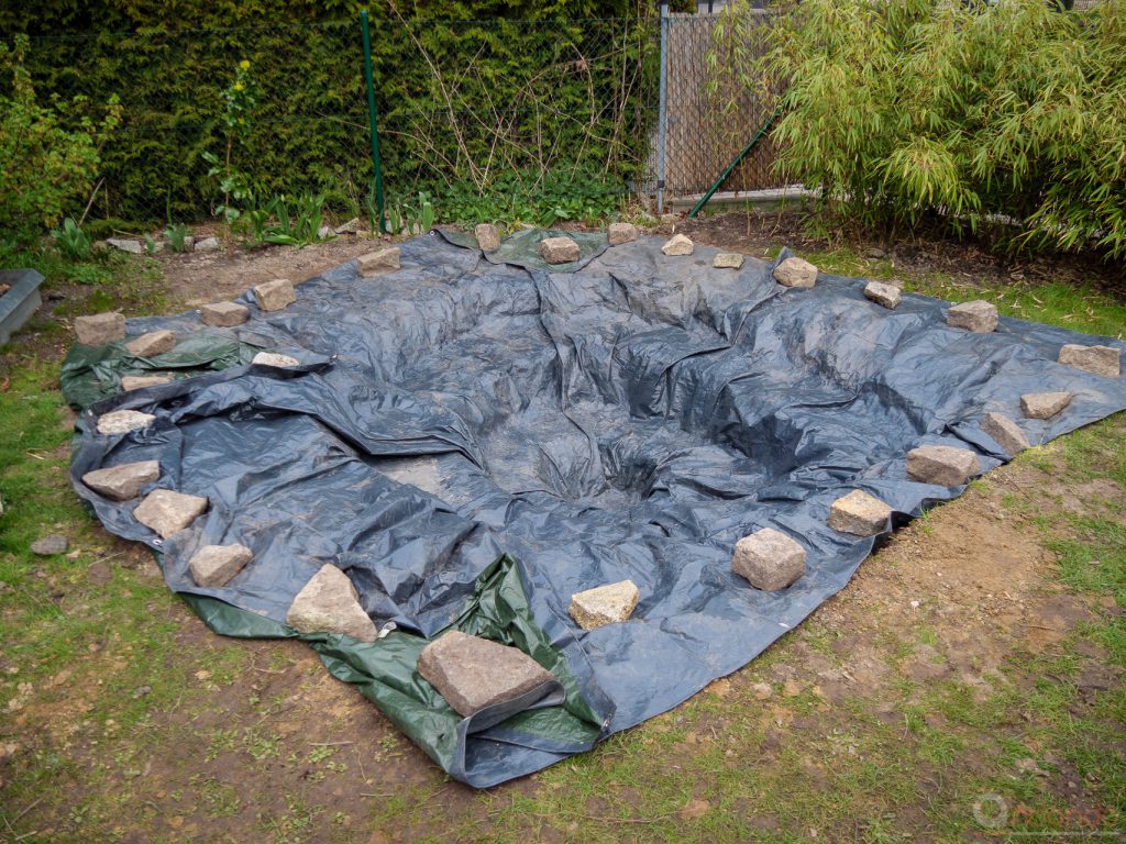 Teich gegen Regen abdecken