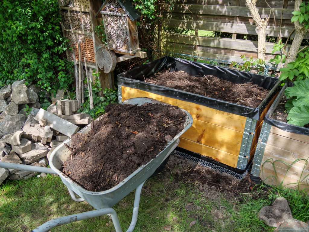 Abdeckung mit Gartenerde