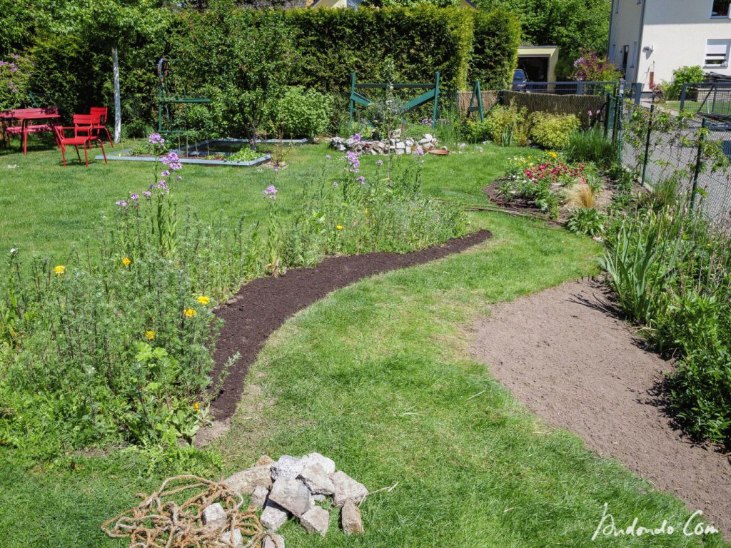 Blumenwiese neue Erde einarbeiten