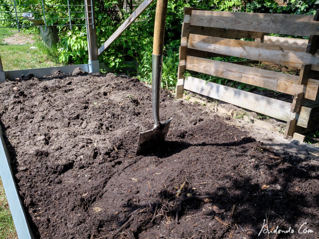 Umgraben und Kompost einarbeiten