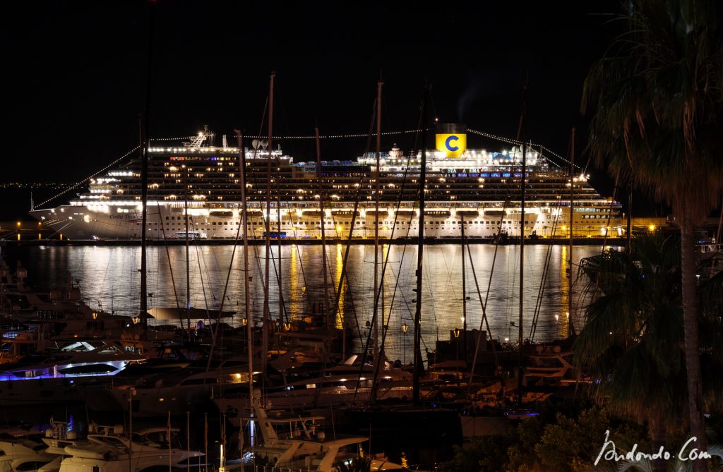 Kreuzfahrtschiff im Hafen Palma