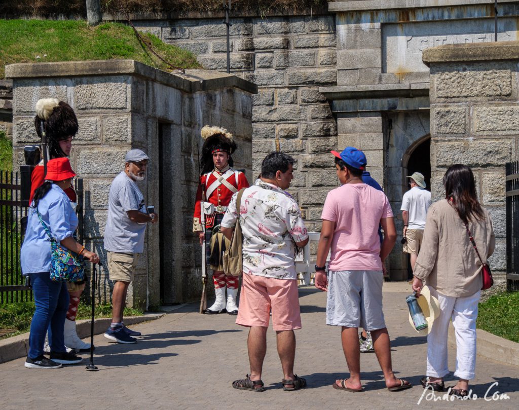 Touristen an der Zitadelle