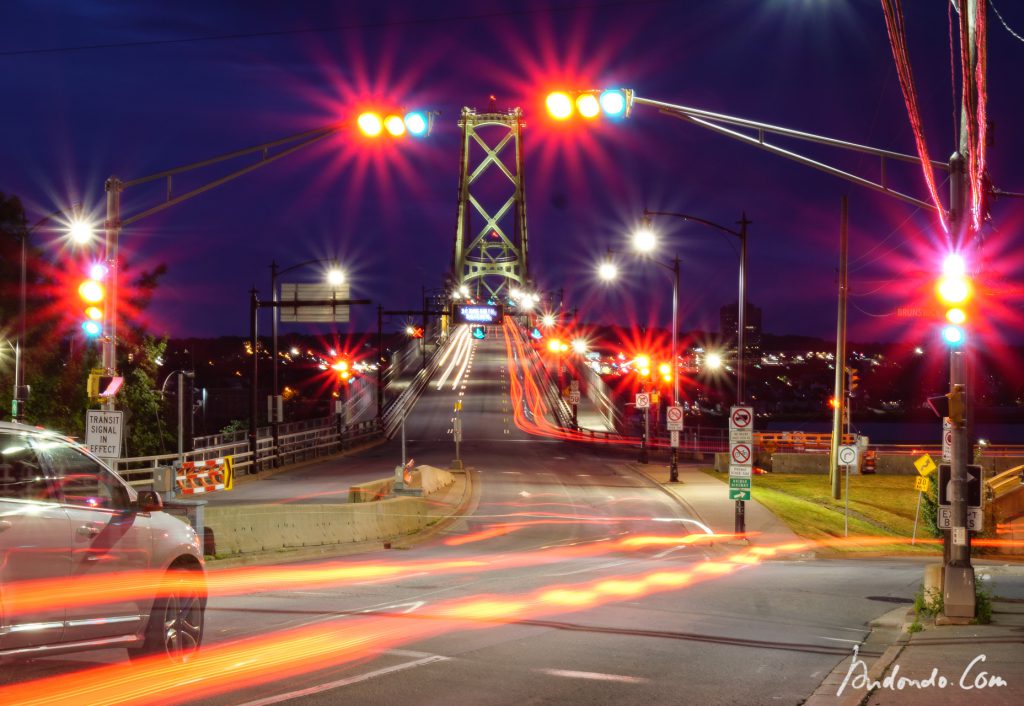 Lichspuren an der Angus L.Macdonald Brücke