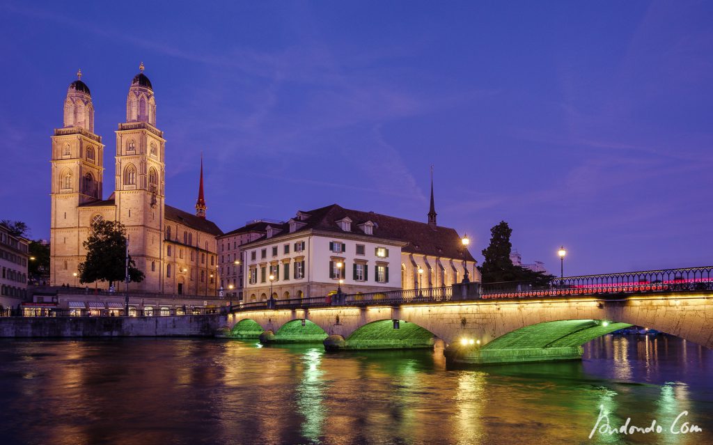 Münsterbrücke mit Blick auf das Grossmünster am Abend