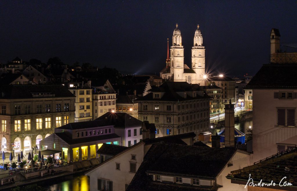 Lindenhof mit abendlichem Blick auf das Grossmünster