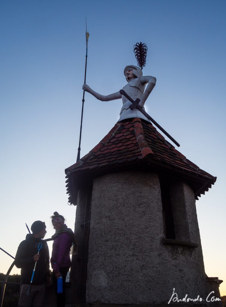 Ritterfigur auf Turm