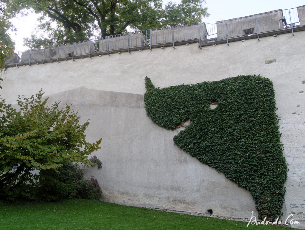Gartendrache an der Stadtmauer