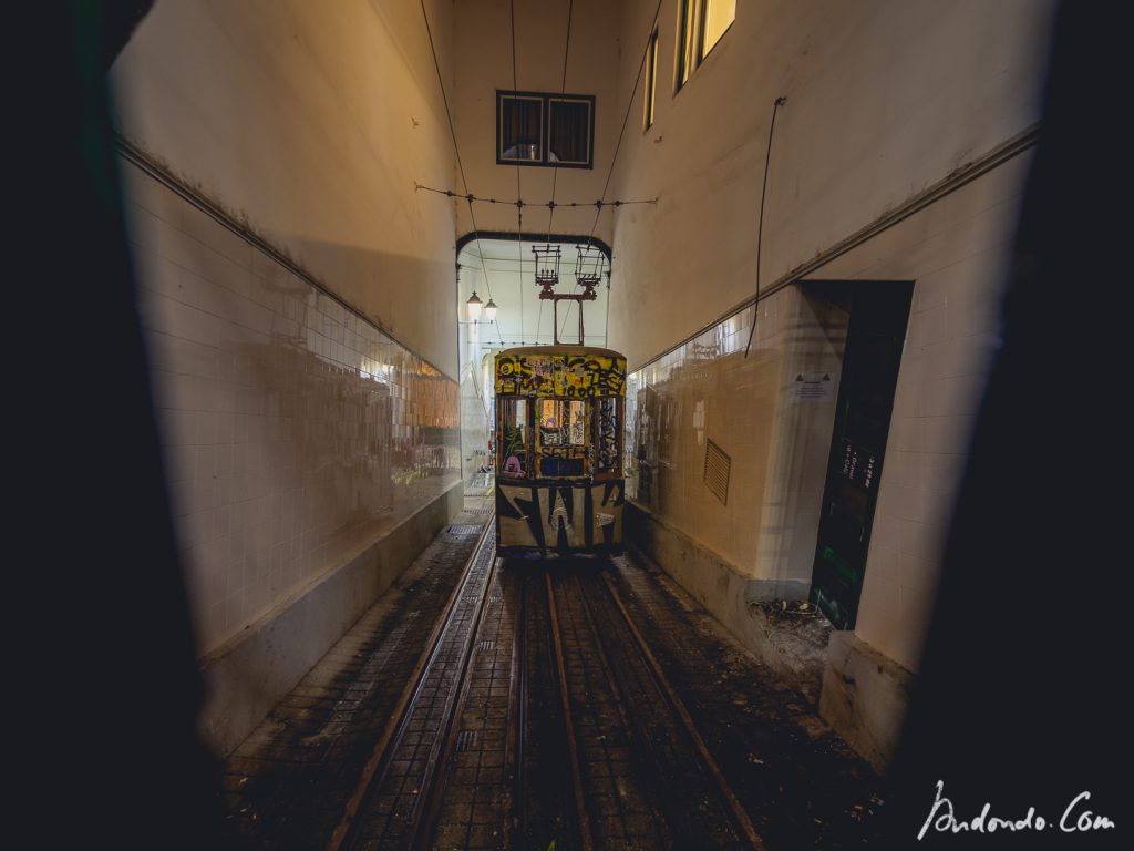 Strassenbahnhaltestelle Ascensor de Bica auf der R. da Bica de Duarte Belo