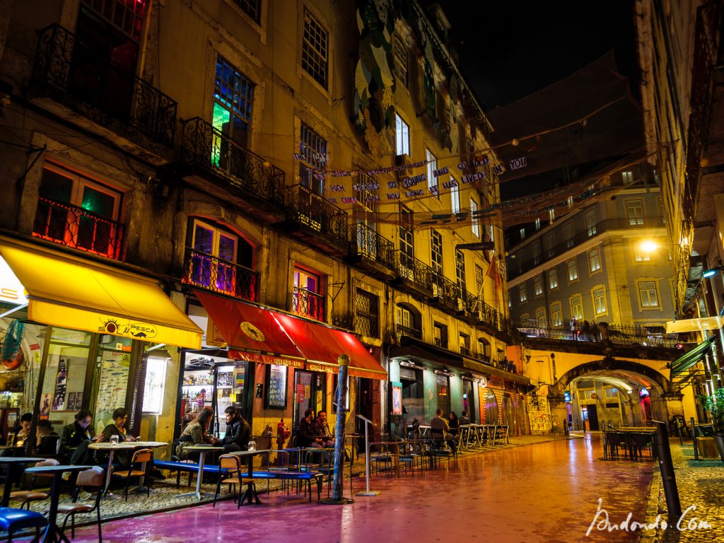 Strassenszene in Lissabon - R. Nova do Carvalho 