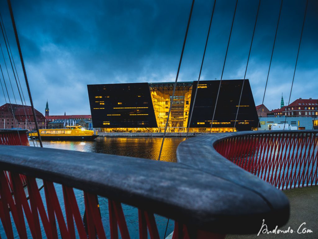 Blick auf die Bibliothek von der Five Circles Bridge