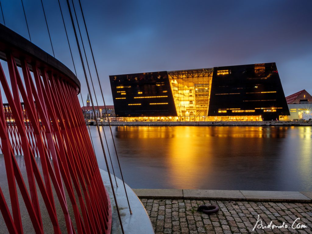 Blick auf die Bibliothek von der Five Circles Bridge