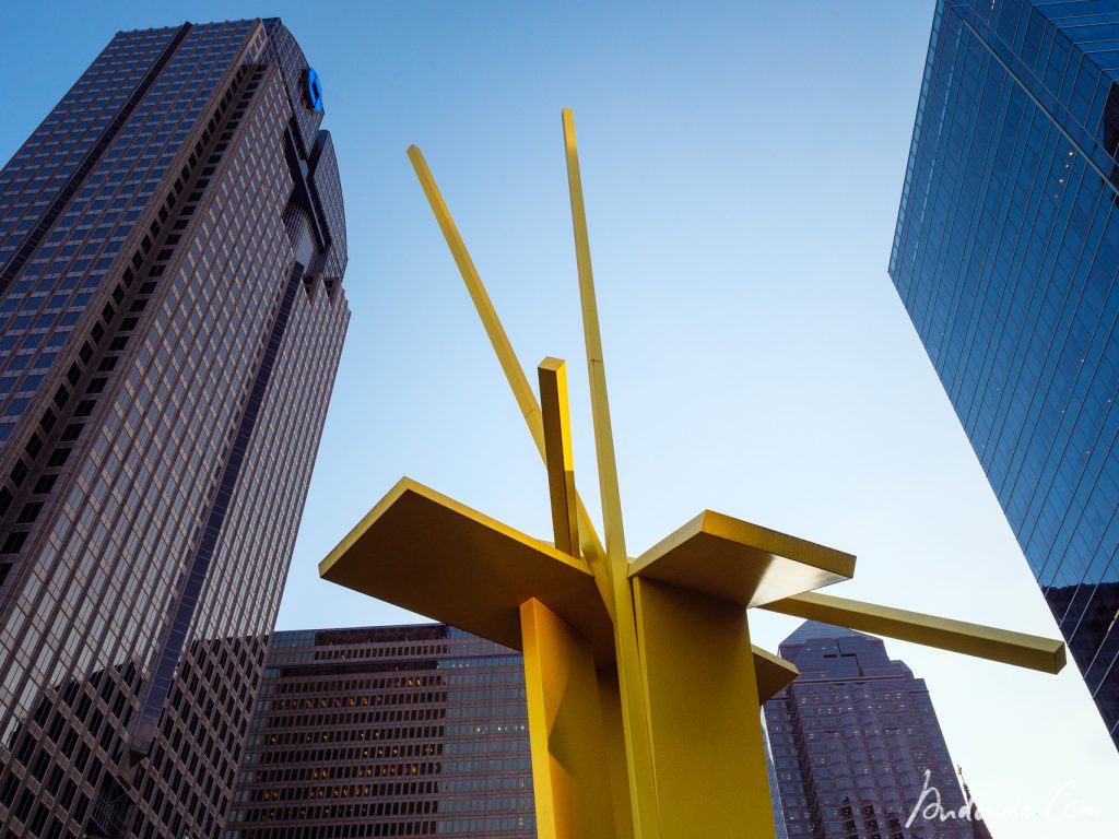 John Henry: Tatlin's Sentinel Skulptur Ross Ave., Dallas TX.