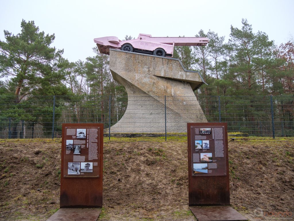 "Panzerdenkmal" mit Informationstafeln