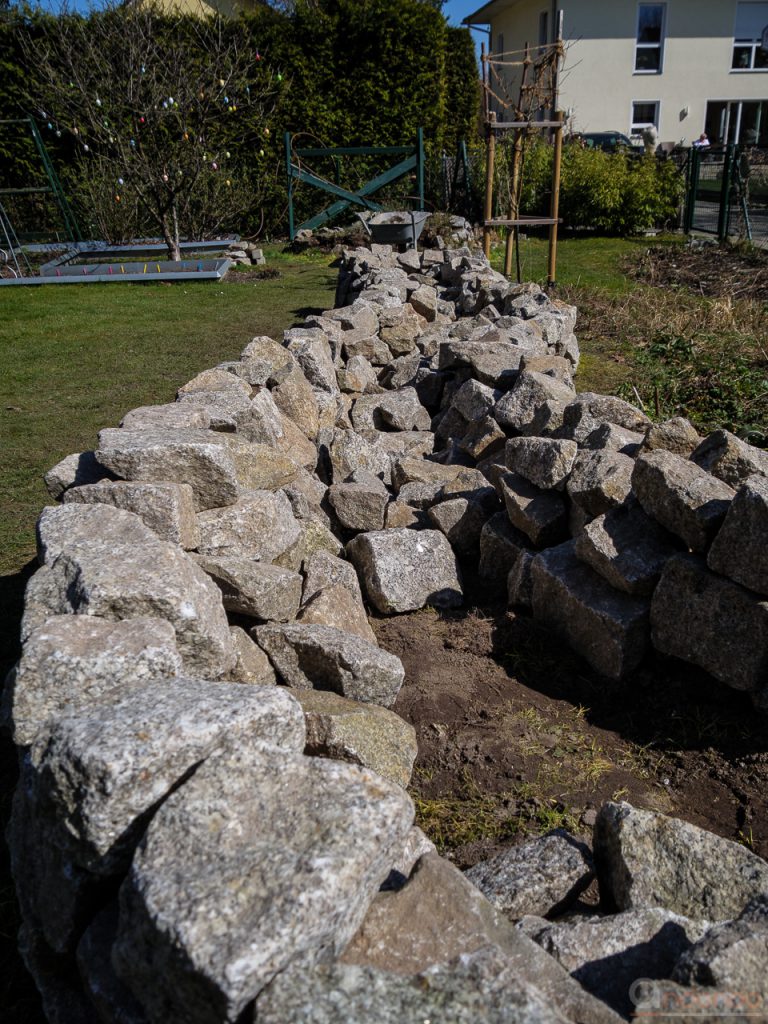 Kräuterschlange mit überzähligen Steinen verfüllen