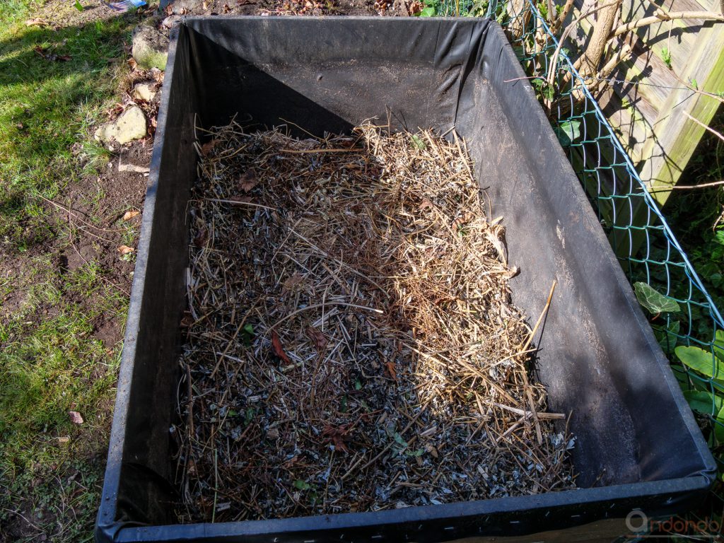 Neues Hochbeet mit Strauchschnitt füllen