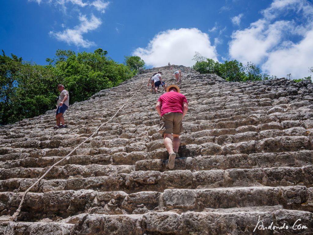 Aufstieg auf die Nohoch Mul-Pyramide