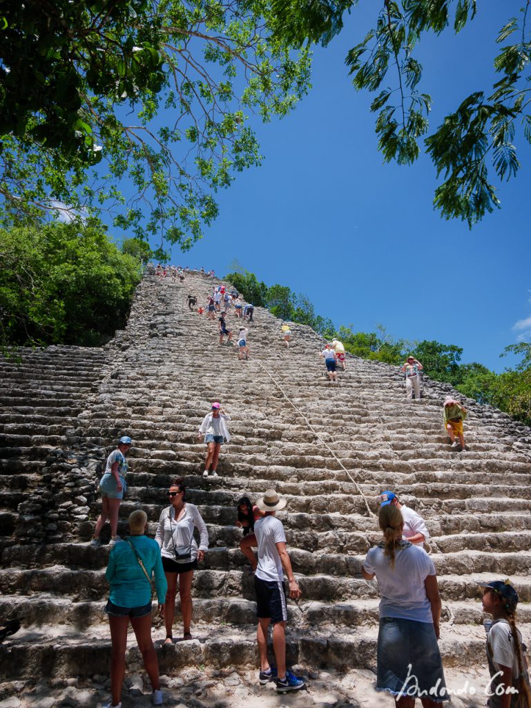 Am Fuß der Nohoch Mul-Pyramide