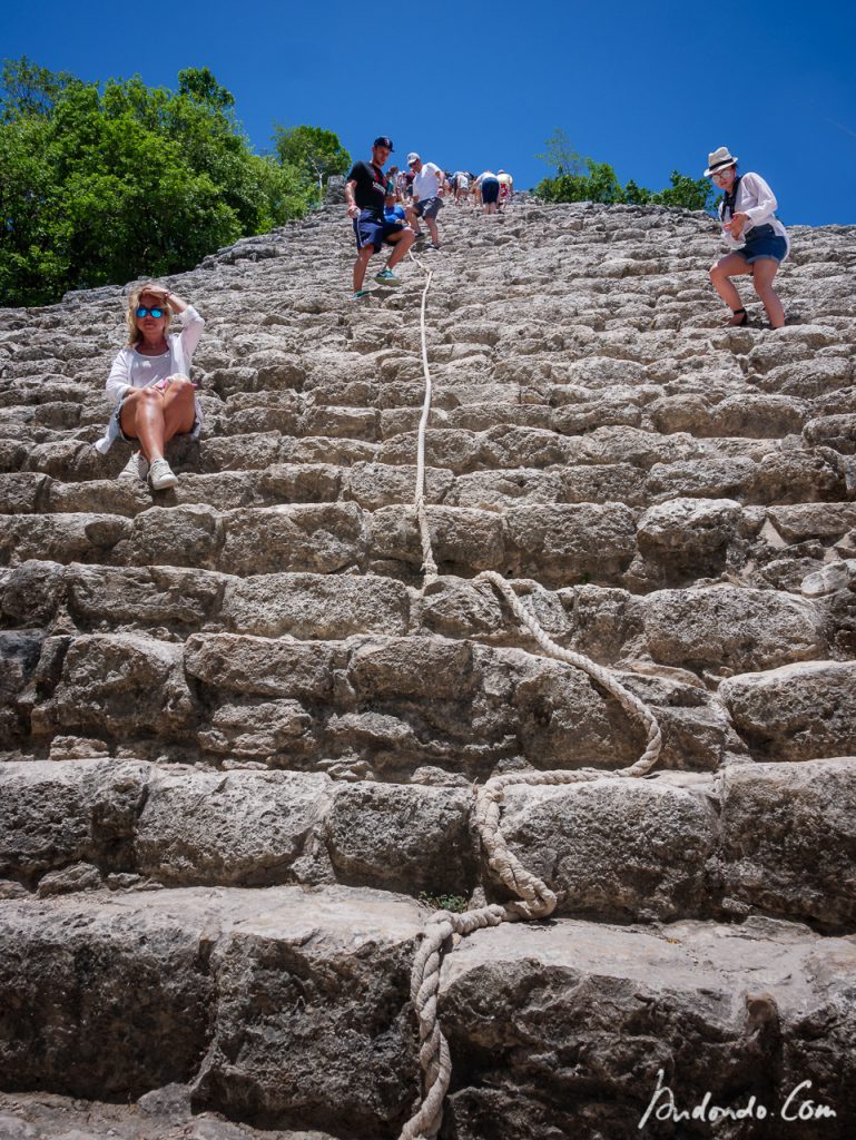 Blick Treppe aufwärts an der Nohoch Mul-Pyramide