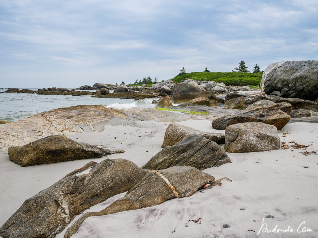 Strand mit Felsen