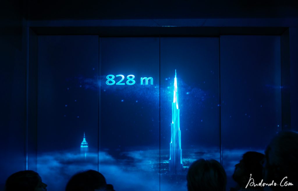 Im Fahrstuhl des Burj Khalifa