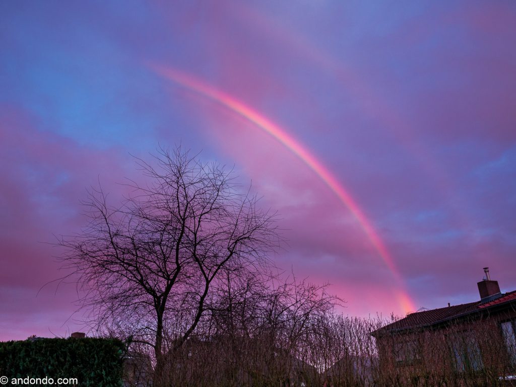 Morgenhimmel mit Regenbogen