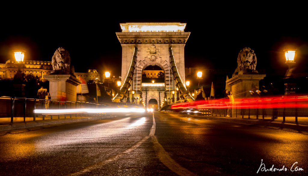 Blick auf die Kettenbrücke von einer Verkehrsinsel aus