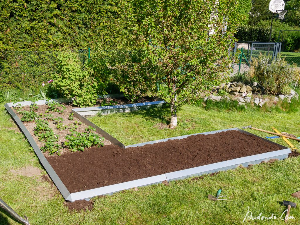 Beet aufgefüllt und geharkt