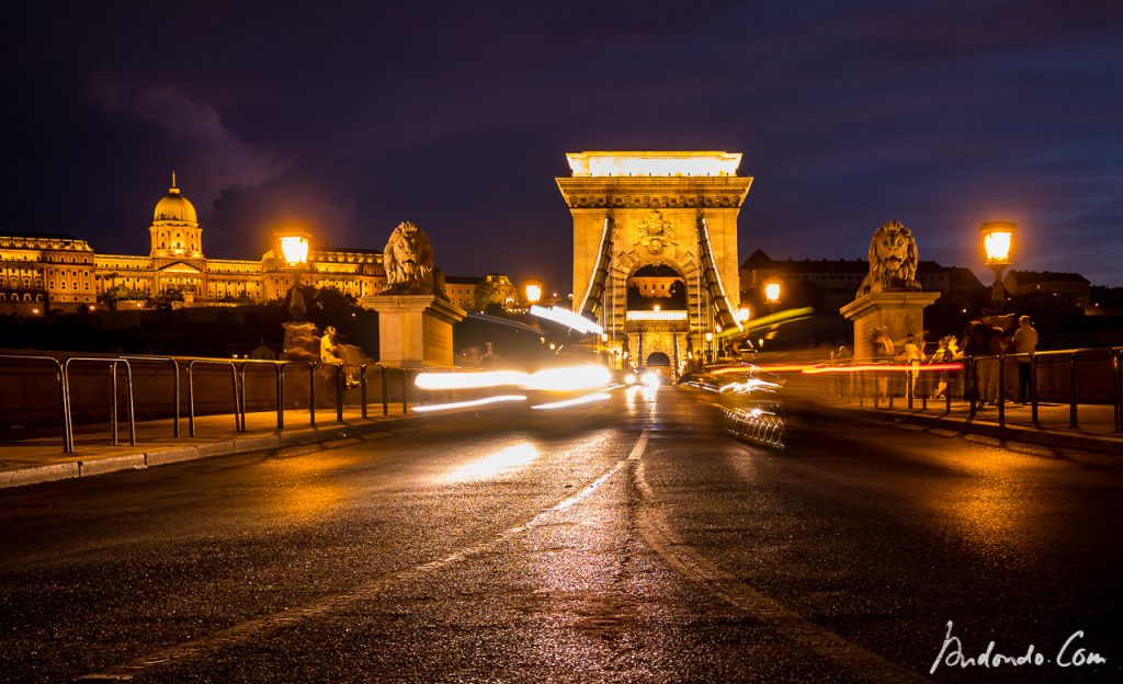 Blick auf die Kettenbrücke von einer Verkehrsinsel aus