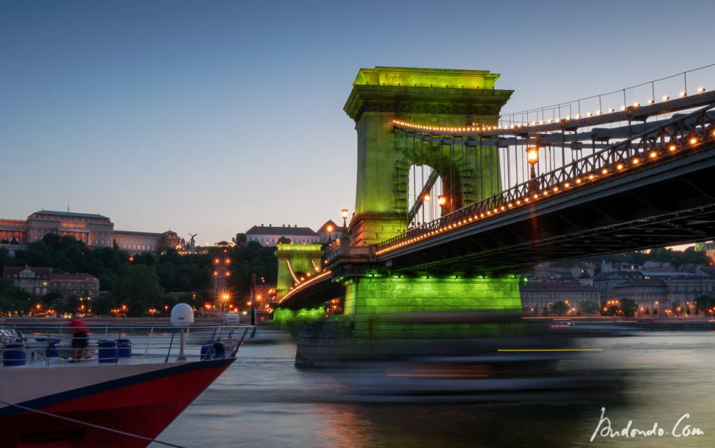 Blick auf die Kettenbrücke bei Einschalten der Beleuchtung