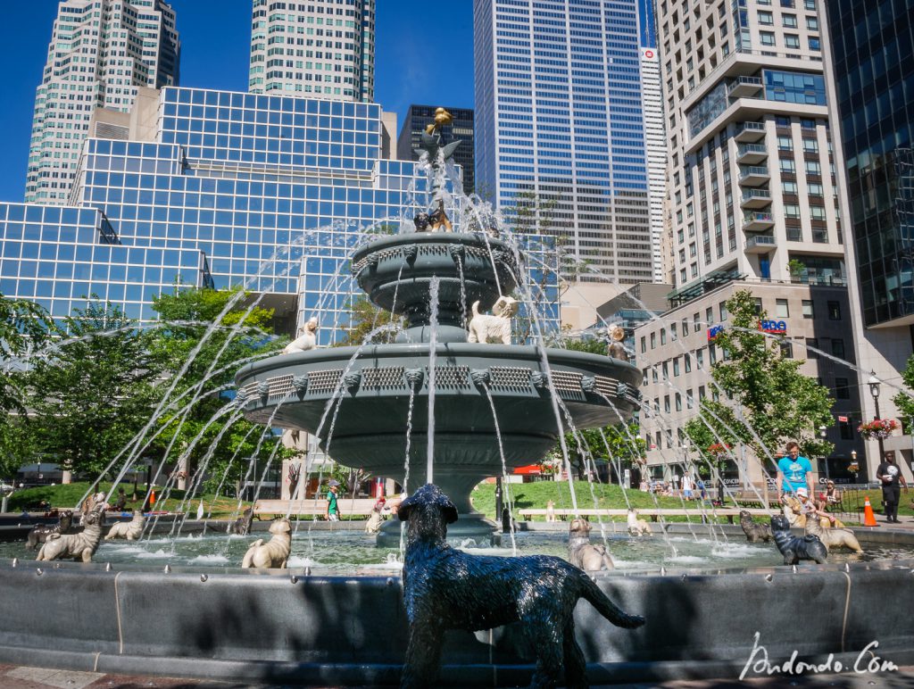 Hundebrunnen am Berczy Park