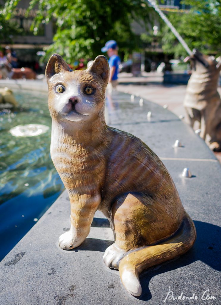 Katzenfigur am Hundebrunnen am Berczy Park