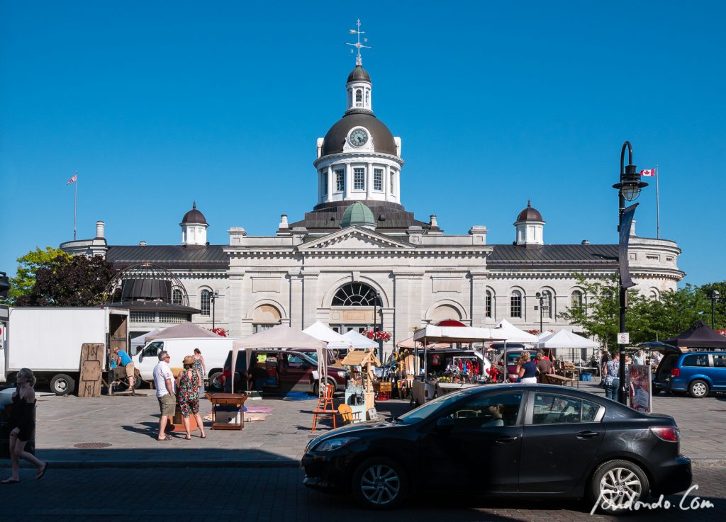 Flohmarkt vor dem Rathaus in Kingston