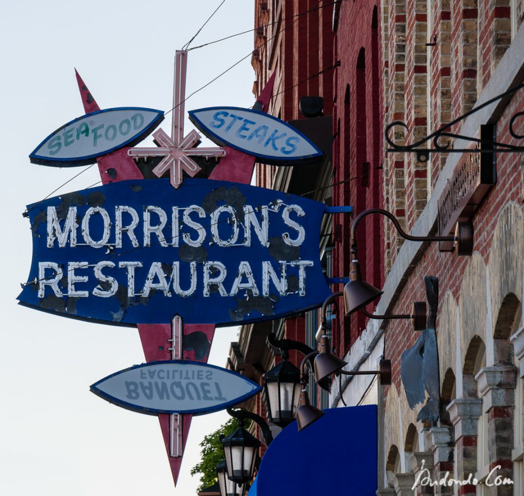 Schild "Morrison's Restaurant" Kingston
