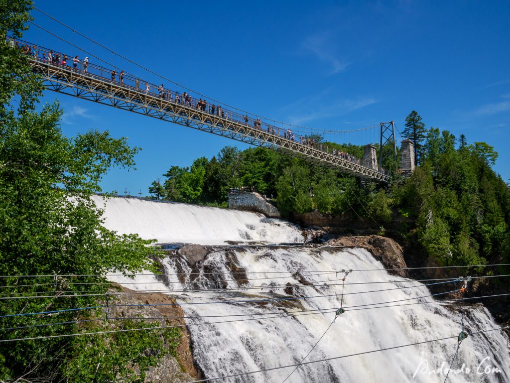 Fussgängerbrücke am Wasserfall Chute Montmorency