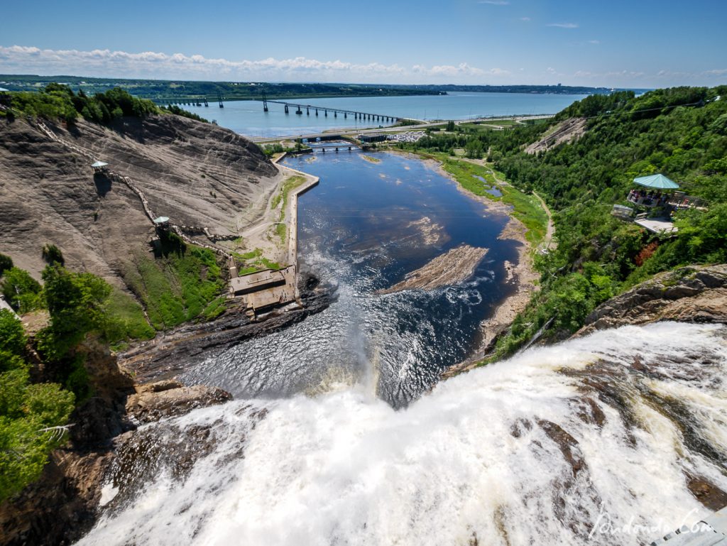 Blick von der Fussgängerbrücke am Wasserfall Chute Montmorency