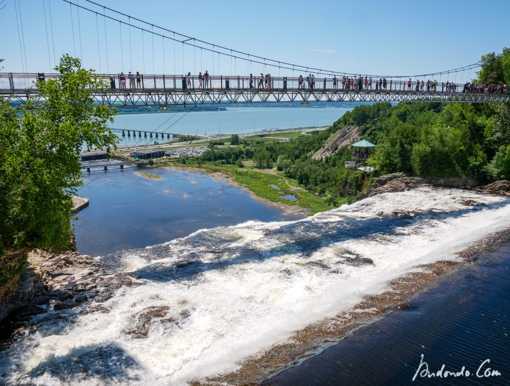 Blick auf die Fussgängerbrücke am Wasserfall Chute Montmorency