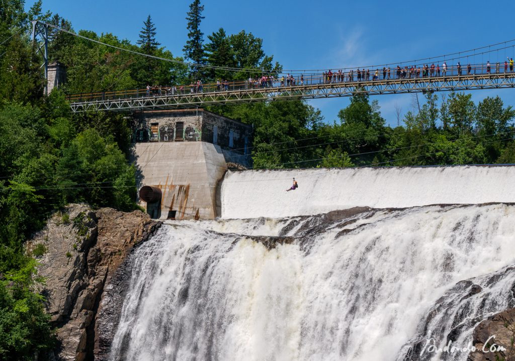 Zipline über den Wasserfall