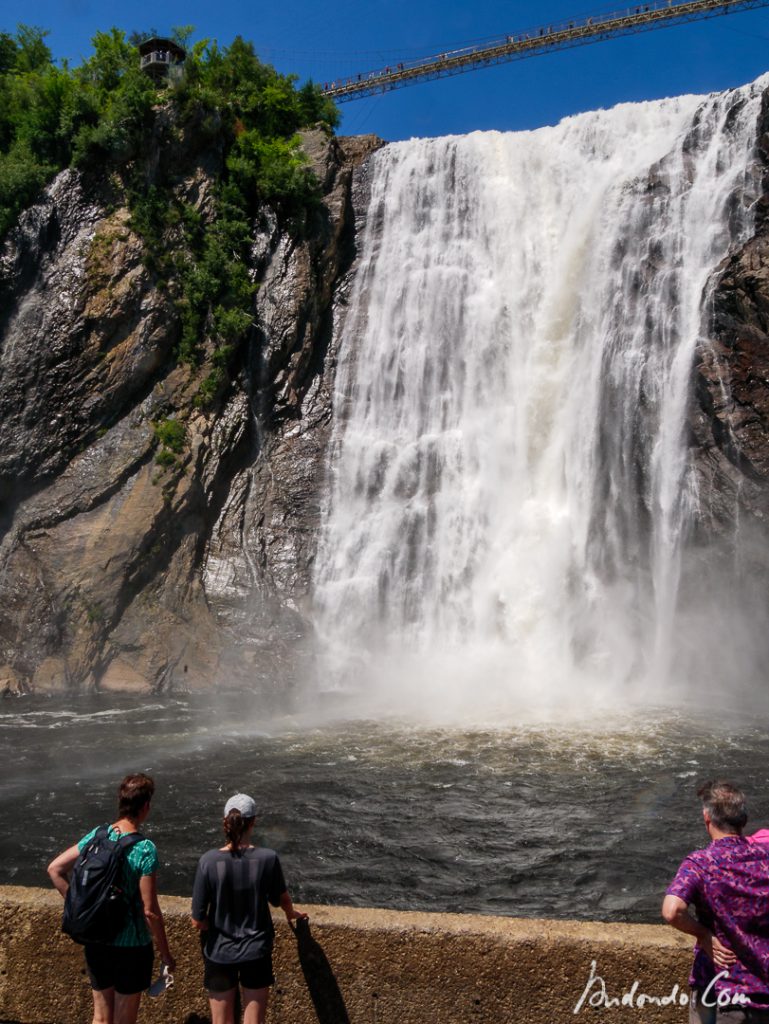 Am Fuss des Wasserfalls Chute Montmorency