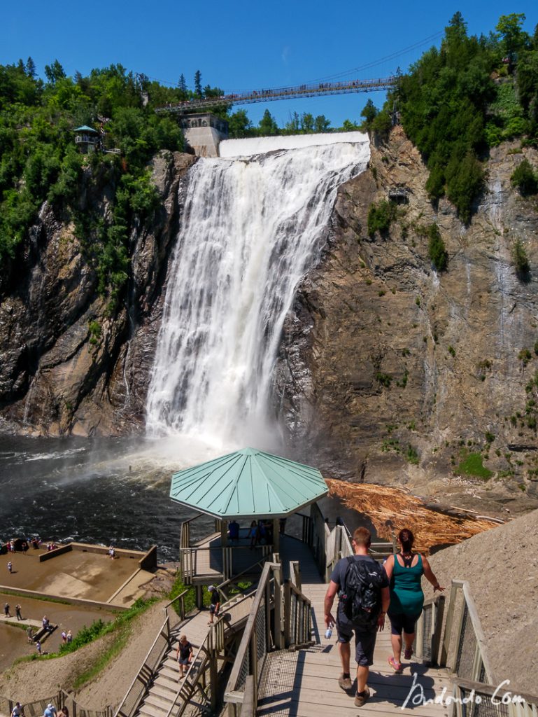 Treppe zum Fuss des Wasserfalls Chute Montmorency