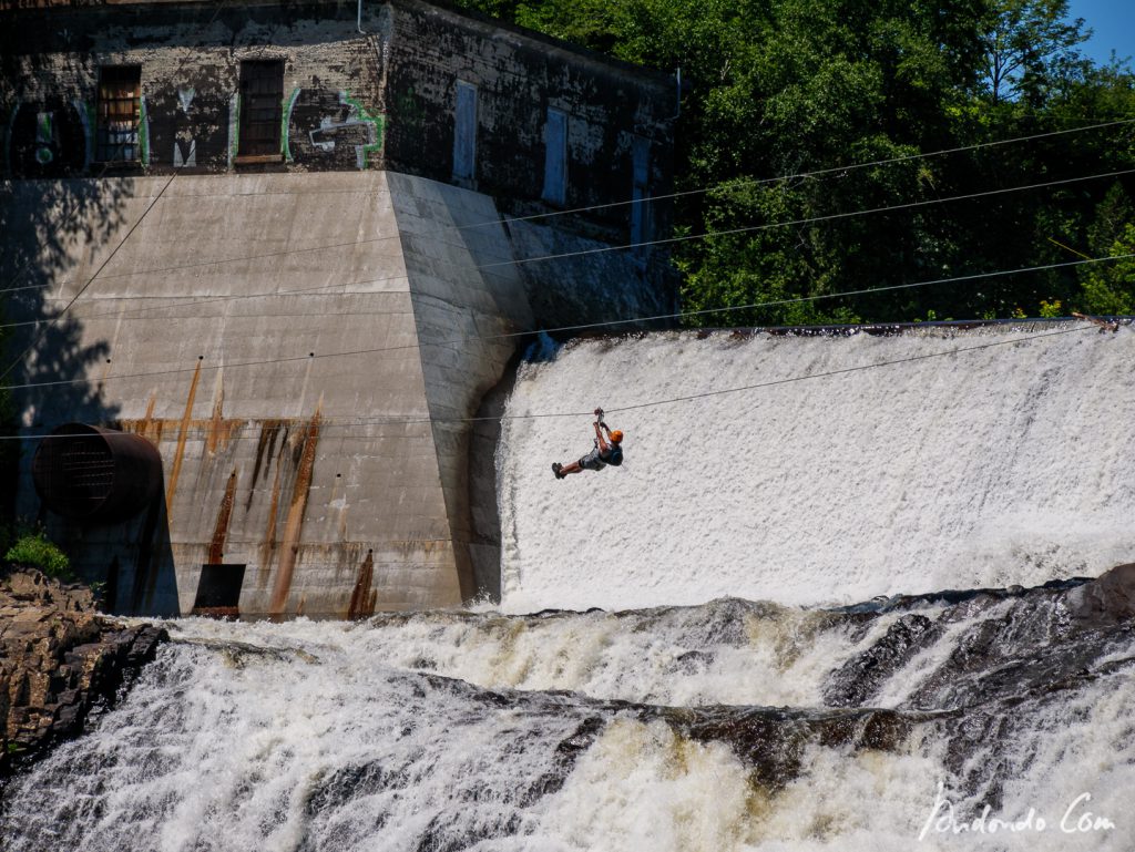 Zipline über den Wasserfall