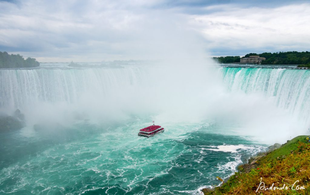 Schiff an den Niagara Fällen